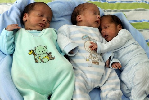 Mamička si odniesla z pôrodnice trojičky