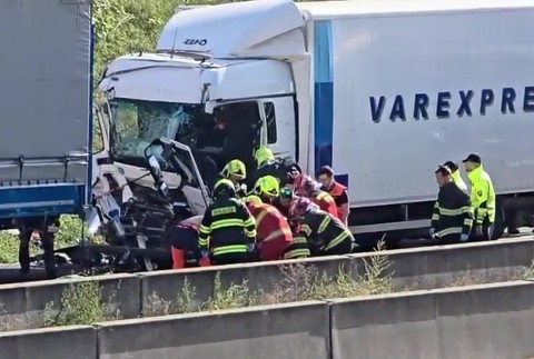 [multi] Zrážka kamióna z dodávkou na D2 122