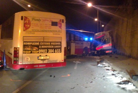 sídlisko Sásová v BB nehoda sanitka autobus 4