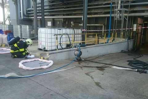 V Leopoldove uniká nebezpečná látka, ľudí z areálu hasiči evakuovali