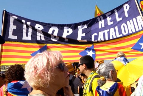 Úvodné zasadnutie nového Európskeho parlamentu poznačili protesty