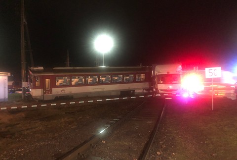 Nehoda na koľajniciach. Vlak sa po náraze vykoľajil