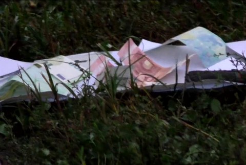 Ozbrojení kukláči so štítmi a množstvo kriminalistov zadržali mladého muža pred supermarketom