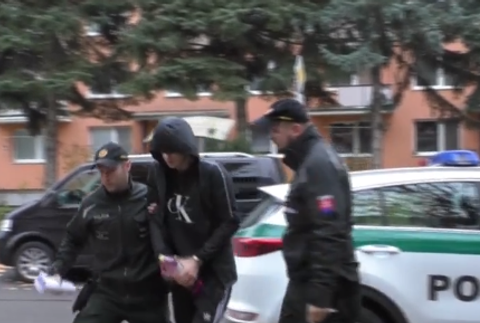 Policajti dostali za mreže dílera kurióznym spôsobom. Mladíka prezradila panika