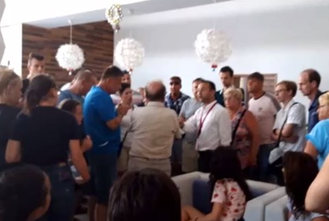 Problém dovolenkárov. Museli čakať na lietadlo, delegáti im nič nevysvetlili a ušli