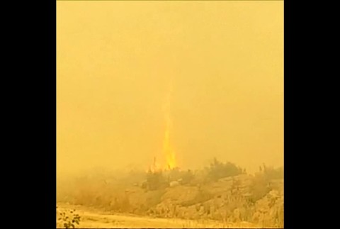 VIDEO: Hasiči uprostred požiaru zápasili s ohnivým vírom. Ten im vtiahol hadicu657