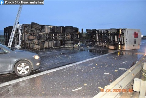 Nehoda kamiónu zablokovala diaľnicu D1, vodič dostal mikrospánok