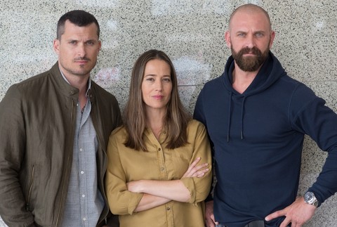 Ján Koleník, Jana Kolesárová a Tomáš Maštalír v seriáli Za sklom 