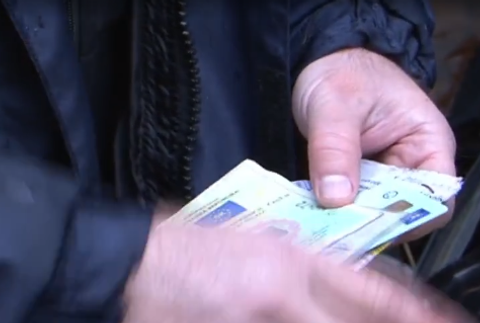 Turisti našli uprostred lesa čiernu skládku s auto-dielmi. Palubná skrinka ukrývala nečakaný obsah