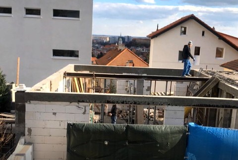 Viacpodlažnú prístavbu stavia bez povolenia. Majiteľ ale tvrdí, že práce sú v poriadku