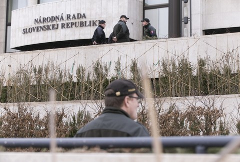 nahlásená bomba v parlamente 4