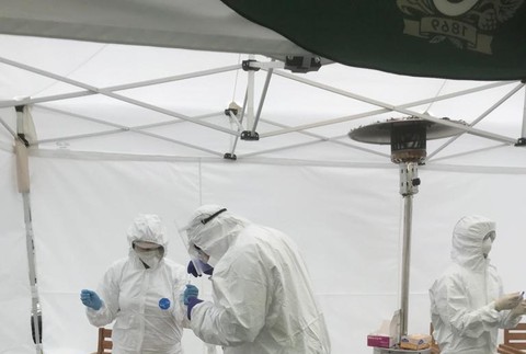 Profesor Vladimír Krčméry robí odbery v Záhorskej Bystrici