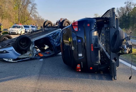 [multi] Diaľnicu D2 museli uzavrieť. Lietali tam autá 1265