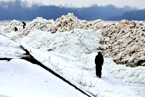 Srbsko ľudia haldy ľadu