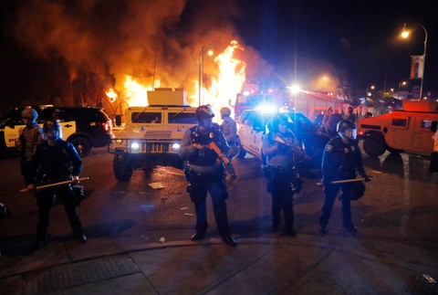 Protesty v USA vyvolané policajným zásahom sa stupňujú