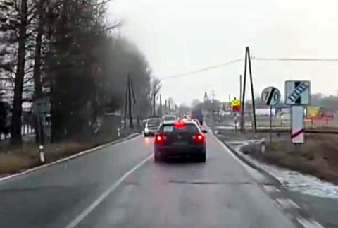 Na priecestie prichádza vlak, svetlá ale nesvietia, závory sa nezatvárajú. Čo je povinnosťou vodiča?