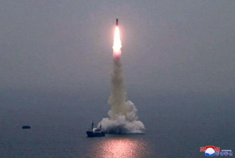 KĽDR otestovala raketu odpálenú pod vodou. Upevňuje si pozíciu pred ďalším rokovaním s USA