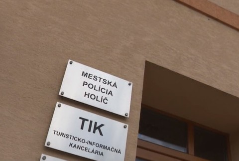  Prípad šteniatok, ktoré hodili do žumpy dvaja mestskí policajti z Holíča