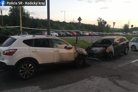 Video: V Košiciach vzbĺkli dve osobné autá