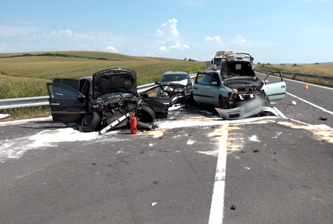 Vinník nedal prednosť v jazde, skončilo to zrážkou troch áut