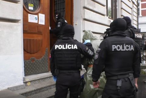 Muž zakopal svoju manželku.