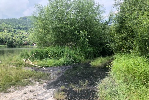 Nepríjemné prebudenie pre rybára. Voda mu v priebehu hodiny zaplavila auto