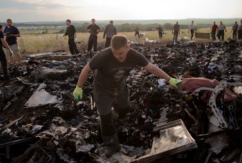 Ukrajina pád lietadla MH17 obete záchranári ľudia 4