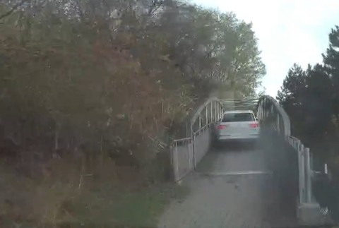 Vodič vyšiel na úzky most.