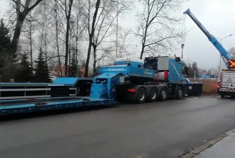 [multi] Demolačný stroj pred panelákom v Prešove 605