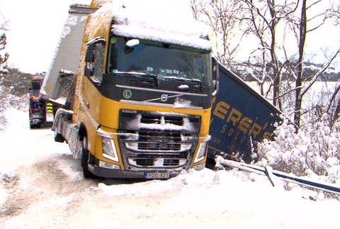 Muž sa snažil vyjsť zasneženým kopcom. Život si zachránil vyskočením z kabíny kamióna