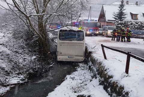 Autobus skončil v priekope