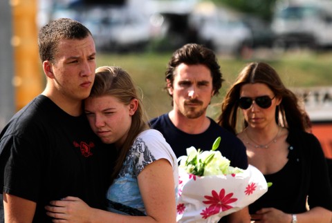 Christian Bale návšteva miesta streľby manželka Batman Denver streľba