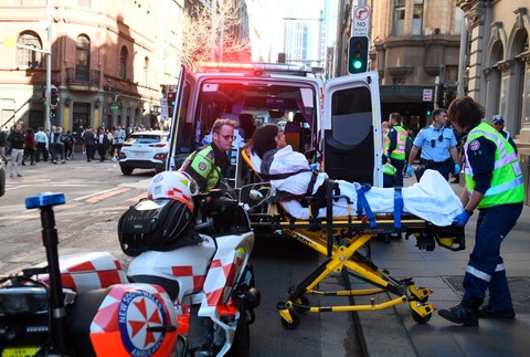 Útočník pobodal ženu a na ulici kričal Allah akbar. Okoloidúci ho zneškodnili prepravkami na mlieko