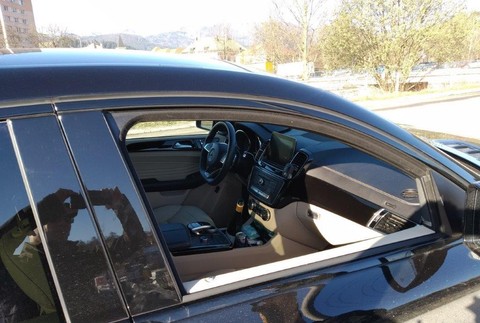 Bez vodičáku si sadla za volant luxusného auta. Pred policajtmi ju prezradilo správanie 