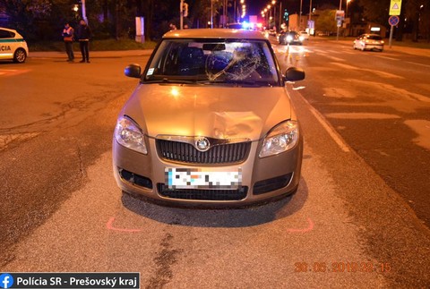 Z prechádzky so psami sa domov nevrátil. Chodca zrazilo auto na priechode