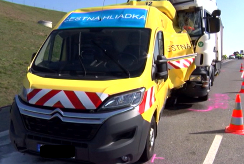 Odstavené vozidlo cestnej hliadky nabral kamión 