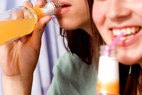 dievčatá popíjajú alkohol ilustračné foto