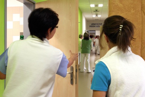 zdravotné sestry nemocncia ilustračné foto