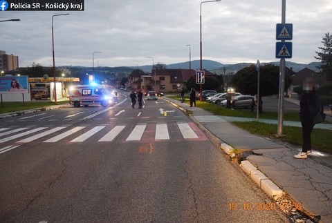 V Spišskej Novej Vsi zrazilo školáčku auto rovno na priechode. 