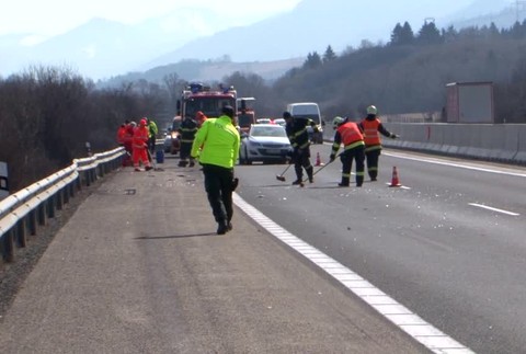 Kuriózna nehoda na D1. Kamionista sa tesne vyhol priamej zrážke