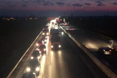 [multi] Vodič na D1 nezvládol riadenie. Pre jeho nehodu sa tvorili niekoľkokilometrové kolóny 178