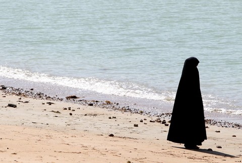 Ropa_Irán_žena zahalená pri mori_ilustračné foto
