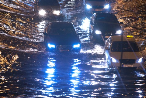 Záplavy voda dážď autá Bratislava zaplavená cesta hasiči záchranári