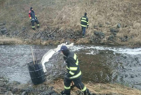 Hasiči zasahujú v Štrbe. Na hladine potoka sa objavila biela pena 