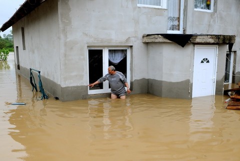 muz pred domom, po kolena vo vode, ulica zaplavy, nizny zipov, trebisov