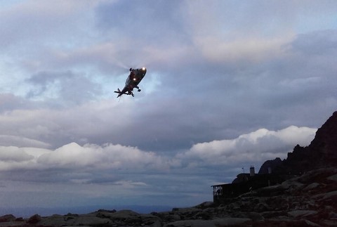 Horolezci uviazli vo Vysokých Tatrách. Na pomoc im prišiel vrtuľník