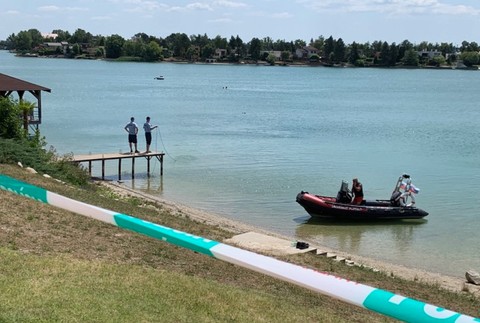 Pátracia akcia v Senci. Na brehu jazera našli oblečenie a doklady muža