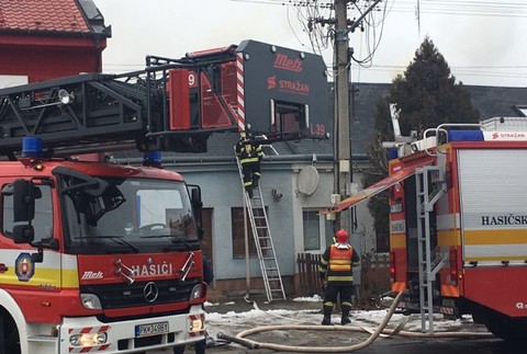 Požiar domu v Senci. Hasiči bojujú s ohňom už desiatky minút