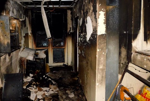 Hasiči bojovali s rozsiahlym požiarom v bytovke. Štyri osoby sa zranili