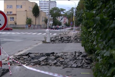 Obyvatelia Martina sú pobúrení. Robotníci uväznili stromy v asfalte